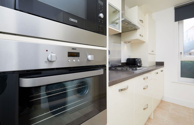 3 Bedroom Large House - Train Station - Photo 24