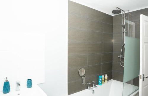 Stylish 3 bed house with free parking - Foto 26