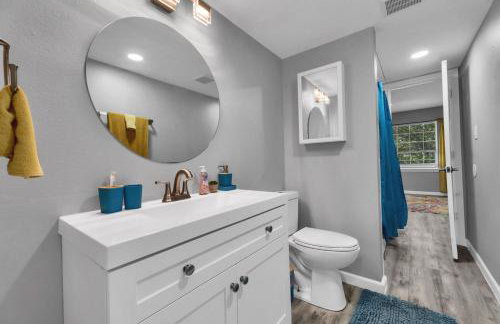 Easygoing 1BR Retreat near Dining and Fun Spots - Foto 11