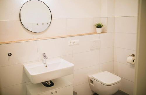 HUGOS Studio Apartment - Photo 9