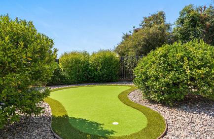Point Loma Home w Putting Green Firepit Game Room Beach Access Zola Street by AvantStay - Foto 2