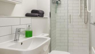Stylish 2-Bedrooms - Perfect for Contractors, Families, & Groups - Guest 4 - Speedy Wi-FI - Foto 4, Shower
