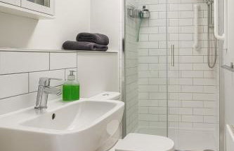 Stylish 2-Bedrooms - Perfect for Contractors, Families, & Groups - Guest 4 - Speedy Wi-FI - Foto 6