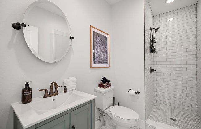 NEW Casa Fuente Ybor Bungalow Steps to 7th Ave - Foto 15