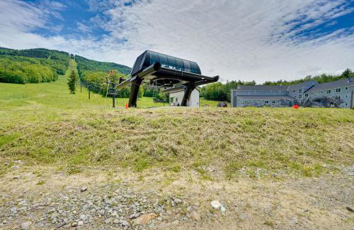 Ski-In/Ski-Out Magic Mountain Condo w/ Deck! - Foto 3