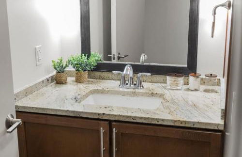 Beautiful Apt in Downtown w/Pool | Indoor Parking - Foto 37