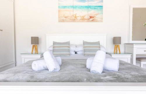 Stunning Property Seaviews, Private Pool & Parking - Photo 47