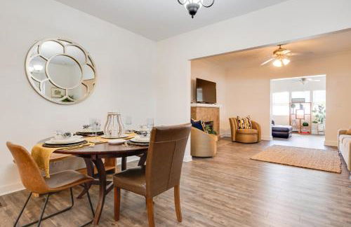 Near Family Fun! Centrally Located Indy Charmer - Foto 6