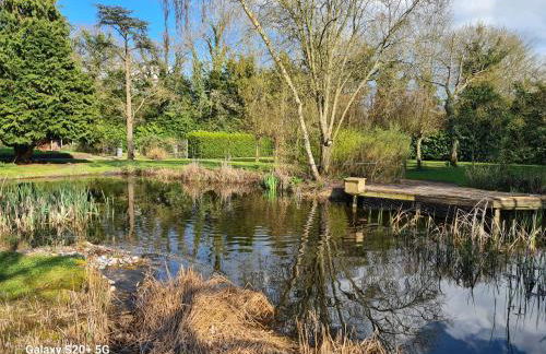 The Reading apartment with gardens, suitable for contractors - Photo 10
