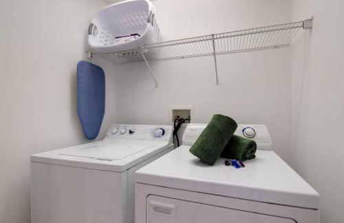 630- 3 Bedroom South facing Home with Pool Drenched in Florida Sunshine Perfect for Families - Foto 35