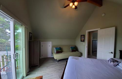 Sunkissed 3BR beach getaway - dog-friendly fenced yard, firepit, glimpse ocean views, near beach access, sleeps 8 - Foto 21