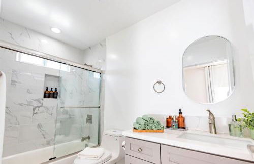 Luxury House 3-Level 4-bedroom, Free Parking and Patio - Photo 21