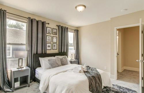 Quiet & Spacious Home Near Downtown - Foto 20