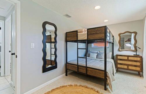 Right at Home Stays - Modern 2BR 2BA with Yard & Fireplace - Foto 14