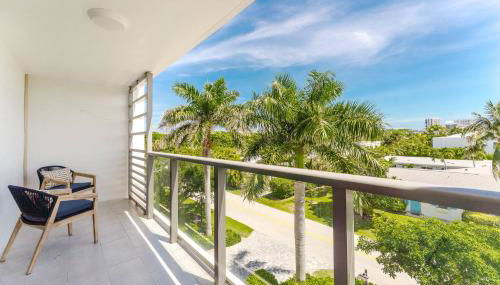 Across from Beach | Balcony • Pool • Parking • 2BR - Foto 3
