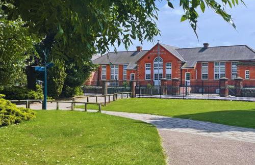 2-Bedroom Contractor Stay - Gated Parking & Fast WiFi - Photo 47