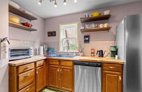 Historic & Spacious 3 Bedroom Family Gem on Peaceful Street - Foto 27