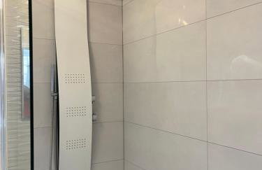 Luxurious Detached Holiday House Free Parking near Airport Town Centre Railway Station - Foto 5