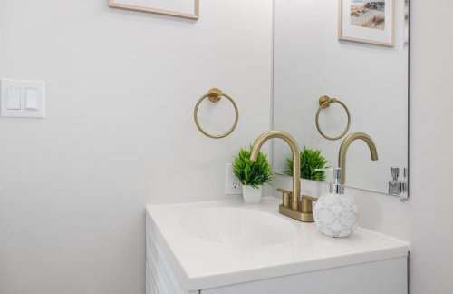 Elegant Updated Oceanfront Home with Pool & Hot Tub - Photo 47