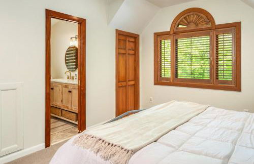 Stunning 4BR Retreat, Deck, Ping Pong, Near Marina - Foto 21