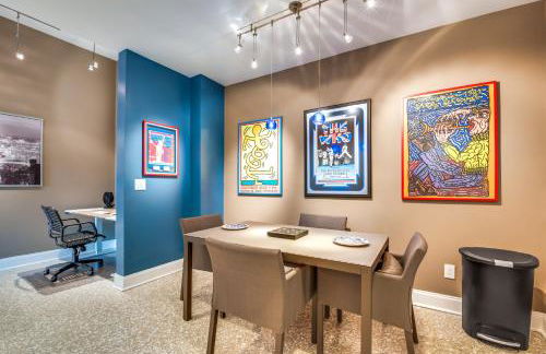 Modern Retreat with River View in Roswell! - Foto 3