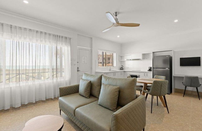 Moonlight Bay Suites - Photo 23