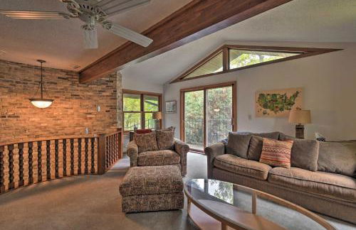 Spacious Lakehouse with Deck, Kayaks, and Dock! - Foto 13