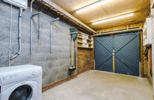 4BR Home for 8, Full Kitchen, Parking, WiFi in Northwich - Photo 25