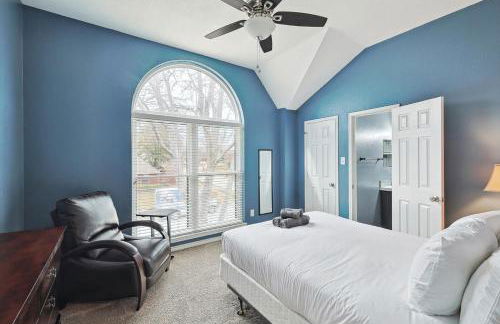 DFW Getaway - 4 Bedrooms Pool Oasis Media Room - Photo 31