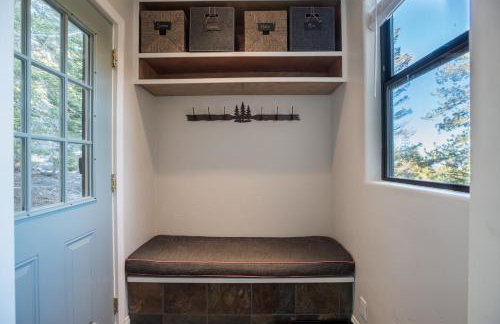 Mammoth Basecamp Condo with Views near Village with AC and Fireplace - Foto 21