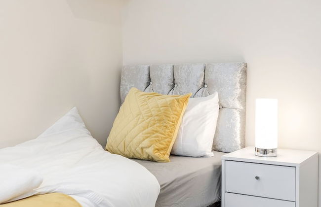 Bedford Hospitalsouth Wing4 Guests3 Bedswifi - Photo 8