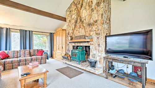 Family Winter Retreat with Hot Tub 14 Mi to Slopes! - Foto 4