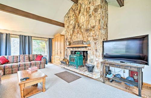 Family Winter Retreat with Hot Tub 14 Mi to Slopes! - Foto 4