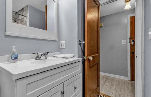 Gorgeous 2 Queen Bedroom Lower Apartment in North Buffalo with Free Driveway Parking - Foto 16