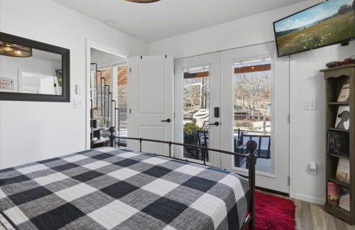 Lakefront w/ Private Dock, 2 Slips, Swim Mat, Firepit, & Covered Patio 44mm - Foto 33