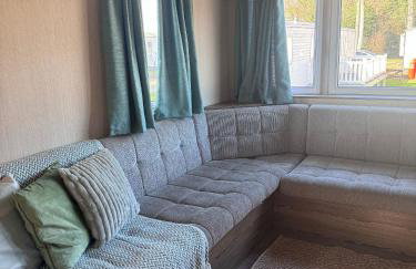 Cozy Caravan at Tower Lawn, Haggerston Castle Perfect Family Getaway - Foto 15