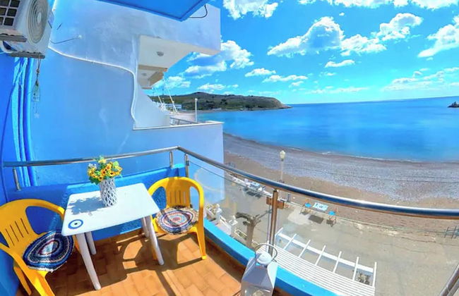 Blue House Beach Apartment - Sleeps 4 & Balcony - Photo 1