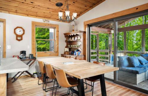 Cabin w hot tub & kayaks by river - Foto 17