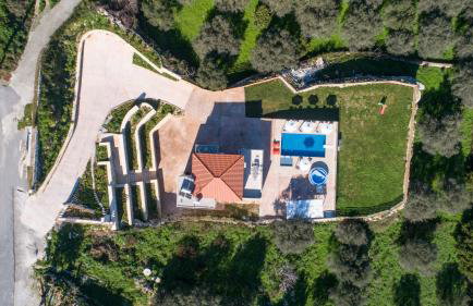 Etesians Villa, Heated Pool & Spa Whirlpool, BBQ, By ThinkVilla - Foto 2