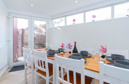 Open Mind Property - 4BR, 17 Guests & Free Parking - Foto 3