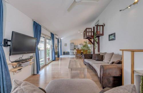Spacious Rustic 2BR with Terrace & Parking - Foto 13