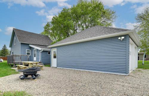 Serene Devils Lake House with Deck and Fire Pit! - Foto 24