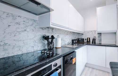 Spacious 5 bedroom house near Leeds City Centre sleeps 12 suits contractors with free parking - Foto 3