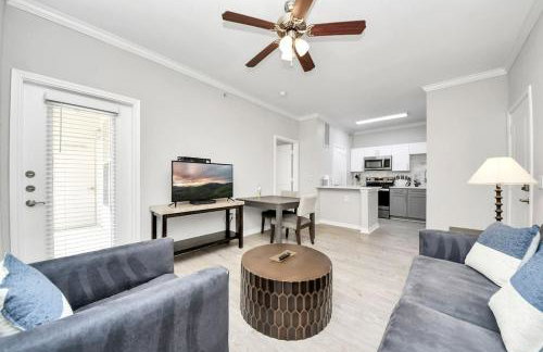 LUX Resort Inspired 2BR Near Houston Pool Gym - Foto 19