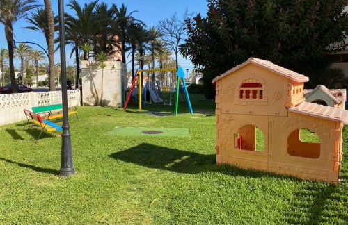 La Manga km 0, pisos estudios - planta baja - 100m de la playa - studio flats - ground floor - 100m from the beach, cada con bicis & tabla SUP, piscina & pádel & tenis & más - each with bikes & SUP board, pool & paddle & tennis & more - Foto 58