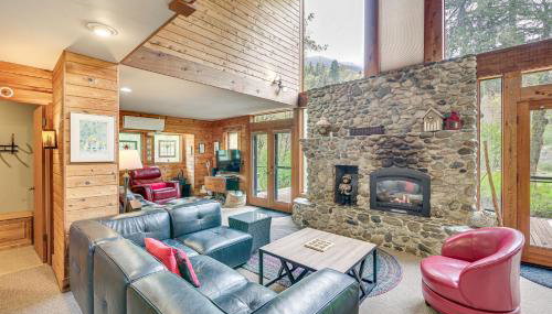 Riverfront Skykomish Cabin with Private Hot Tub! - Foto 3