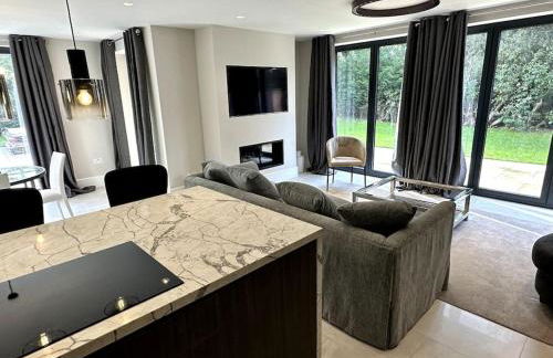 Luxury 4-bed home with club room - Photo 11