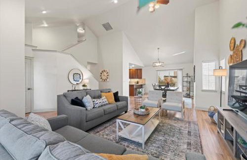 Fire Pit Getaway Shops and Dining 70in TV - Foto 9