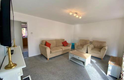 Your Leominster Base - 3BR Home with Garden & Parking - Foto 14