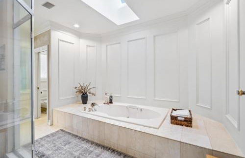 Stunning Waterfront Mansion with Pool and Hottub - Foto 11